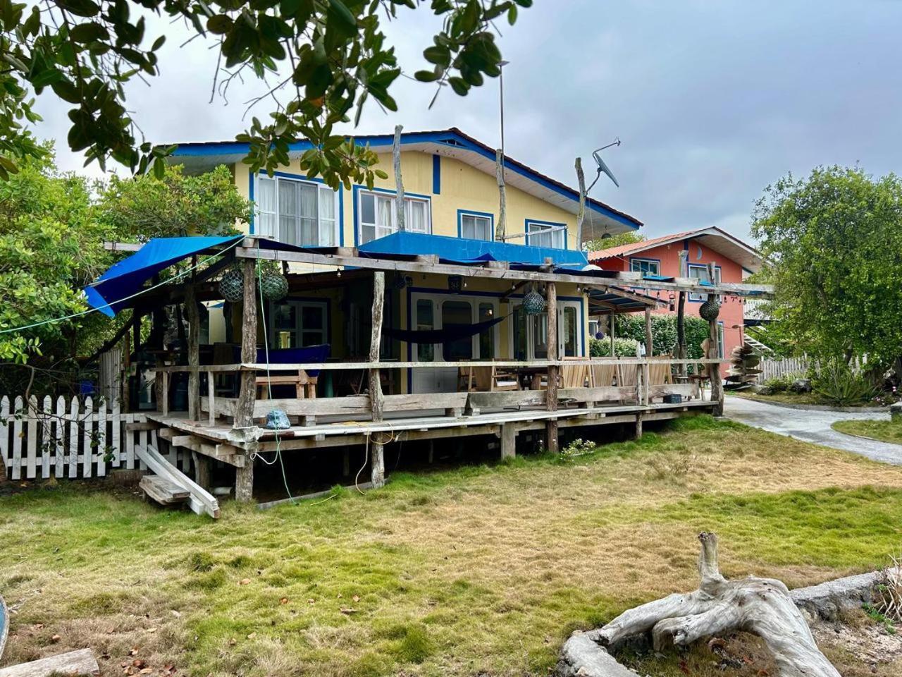 Casa Kubler Bed and Breakfast Puerto Ayora  Exteriör bild